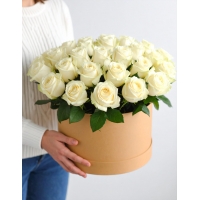 Букет белых роз в шляпной коробке