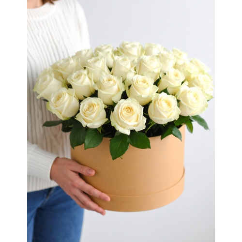 Букет белых роз в шляпной коробке