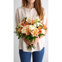 Букет роз и альстромерий Букет роз и альстромерий