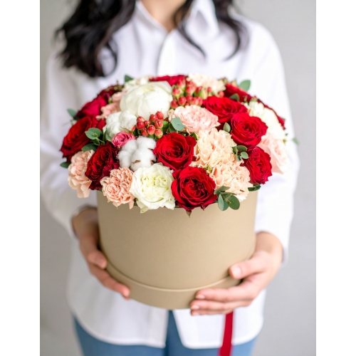 Букет роз в шляпной коробке с хлопком Букет роз в шляпной коробке с хлопком