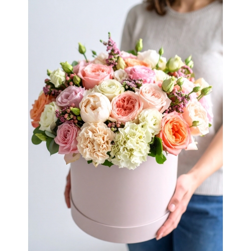 Букет в коробке "Розы и гвоздики"