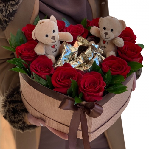 Букет 11 роз в коробке сердце "Тедди Love"