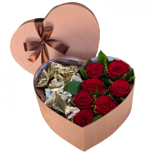 Букет 7 красных роз в коробке сердце