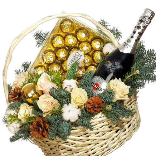Новогодняя корзина с шишками и цветами