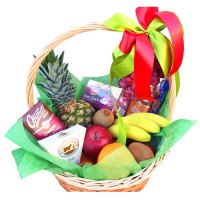 Фруктово конфетная корзина "Сладкий подарок"