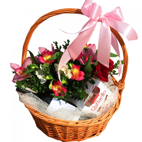 Подарочная корзина с конфетами "Сладкий презент"