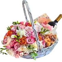 Подарочная корзина с цветами "Праздничная"
