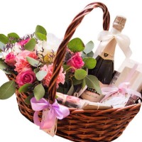 Подарочная корзина с цветами "Романтика"