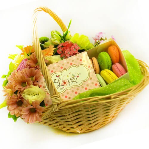 Подарочная корзина со сладостями