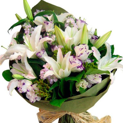 Сборный букет из лилий и эустомы