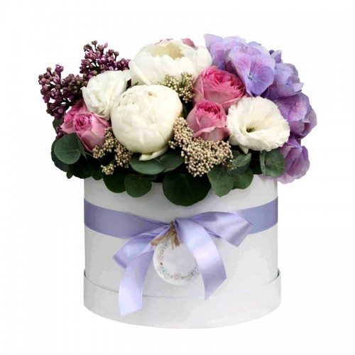 Шляпная коробка с пионами и гортензией 