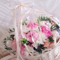 Корзина с пионами и шоколадом