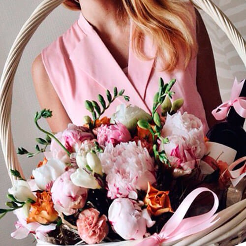 Подарочная корзина "Поцелуй весны"