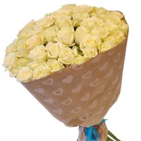 Букет белых роз в крафт бумаге "Праздничный", 80 см