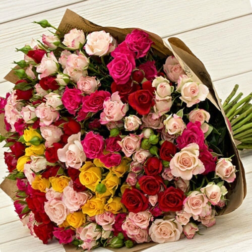 Букет из 35 кустовых роз "Цветная Сказка"